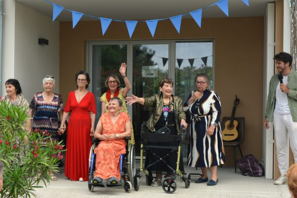 Les résidents de Seilh ont organisés la fête des aidants 2025 avec comme animation un défilé de mode.