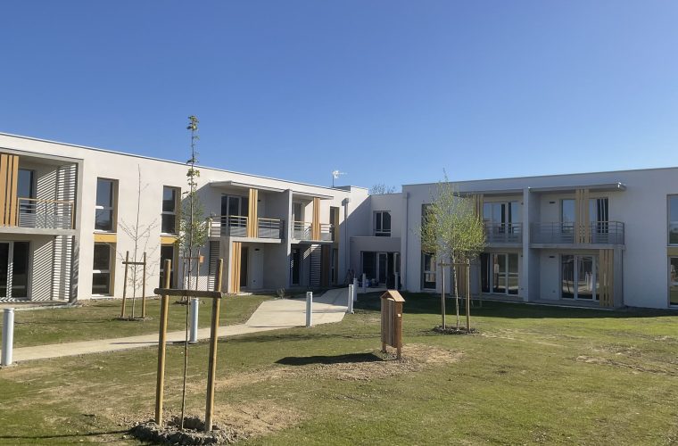 Les Jardins de Laloubère, la nouvelle résidence senior à deux pas de Tarbes Quoi de mieux, qu'être à la retraite, d'avoir son espace privatif et de pouvoir bénéficier d'un accompagnement quotidien ? Découvrez les jardins de Laloubère